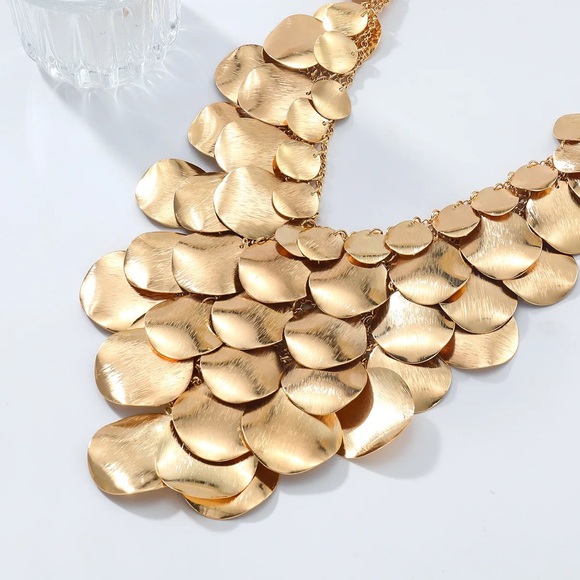 NWOT. Zara Golden Metal Plate Bib Necklace. - Picture 8 of 9